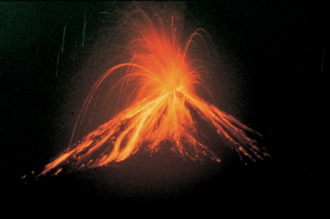 Majestuoso Volcan Arenal haciendo erupcion de noche