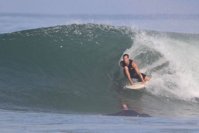 Surfeando en Playa Avellanas